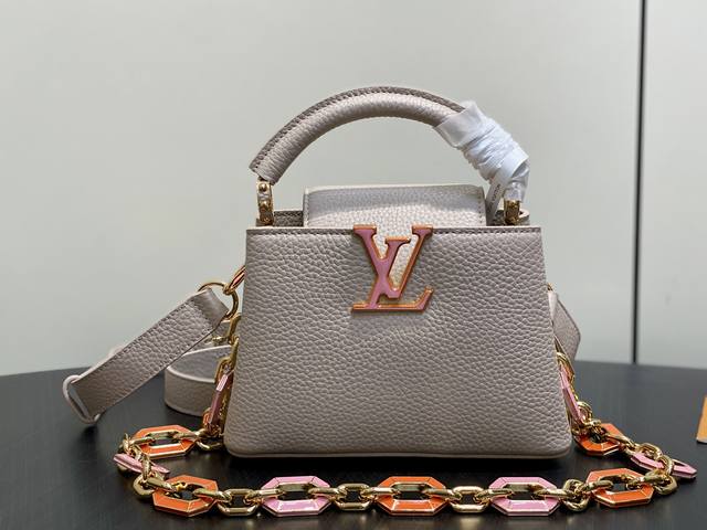 原单精品 M24683灰色 链条 全皮Cap那英款系列 Capucines迷你手袋 手提包采用浓郁的Taurillon皮革制成，配有一条令人愉悦的艺术搪瓷链条。