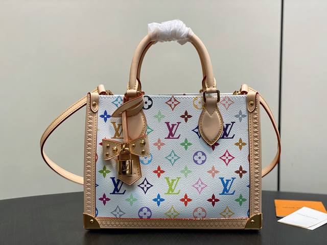 原单精品 M27580白彩 村上隆小号四方包 Onthego 小号手袋 为纪念路易威登 Monogram 图案问世 130 周年，此款 Onthego 小号手袋
