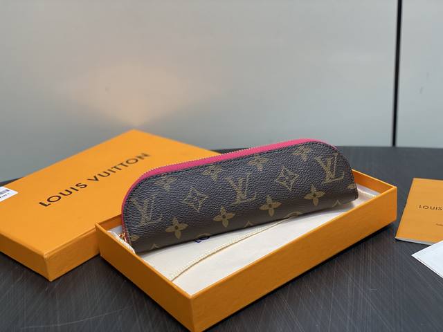 原单精品 Gi1081老花玫红笔袋 本款 Charlotte 笔袋 取材经典 Monogram 涂层帆布，以流畅线条升华功能设计。深邃皮革内衬与耀目拉链相映成趣