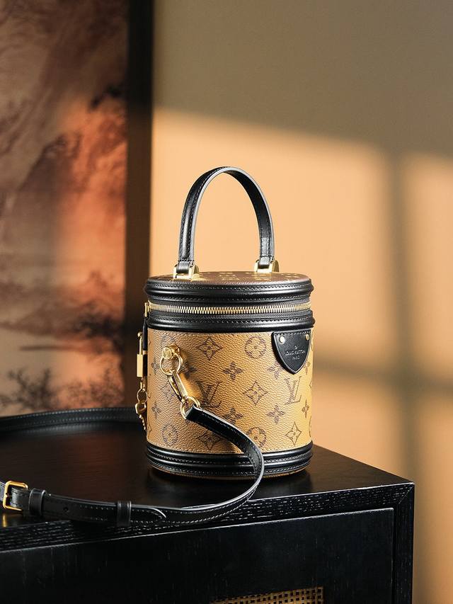 特级Vanity 手袋新版本M43986借鉴历史悠久的Lv Cannes化妆箱造型 女装艺术总监Nicolas GhesquièRe以此款半硬质手袋重现昔日经典