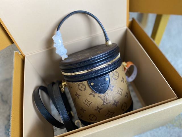 全面升级M43986 Mb免税版本 全钢五金 支持Nxp芯片感应借鉴历史悠久的Lv Cannes化妆箱造型，女装艺术总监Nicolas GhesquièRe以此