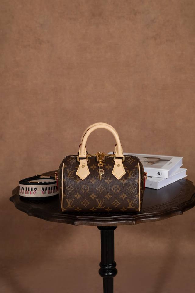 163芯片 Ar 家 路易威登 Speedy BandoulièRe 20 手袋：经典与时尚的完美融合 DDD Ar 家带来本款 Speedy Bandouli