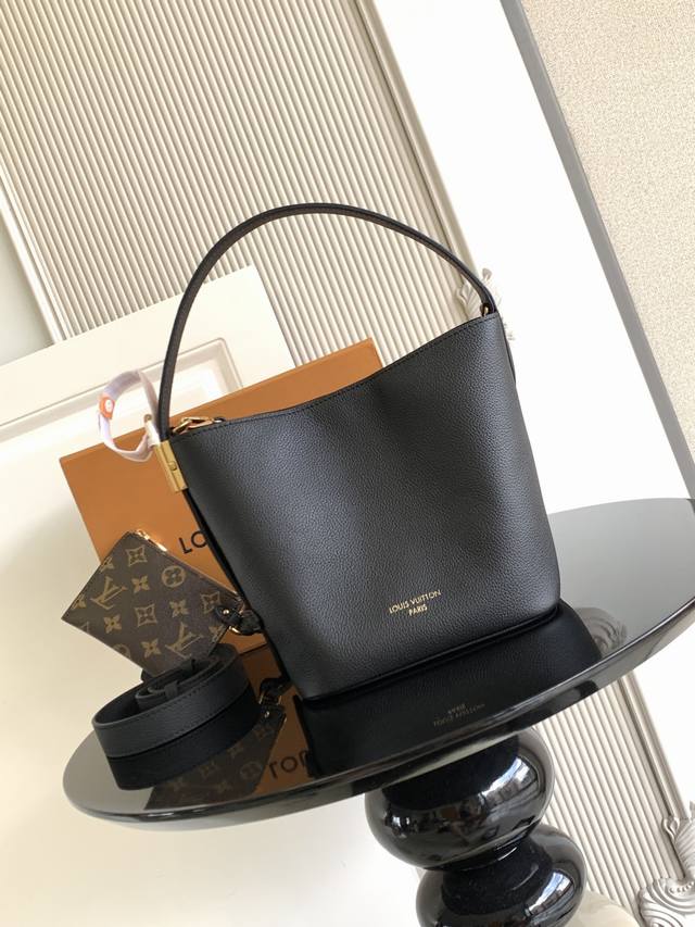 出厂全套包装163C DDD 特级 动态芯片 DDD 本款 手袋出自 系列，采用粒面牛皮革塑造紧凑水桶包构型，以多种背携方式游刃昼夜场合。做旧金属件传递复古意味