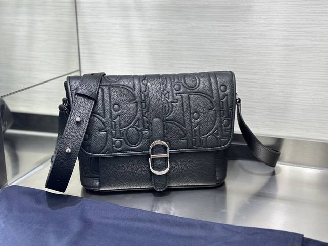 这款 Dior Daily 翻盖信使包是二零二五秋季男装系列新品,展现优雅实用的设计。Dior Gravity 印花效果皮革采用压花工艺将经典图案精致地呈现于黑 这款 Dior Daily 翻盖信使包是二零二五秋季男装系列新品,展现优雅实用的设计。Dior Gravity 印花效果皮革采用压花工艺将经典图案精致地呈现于黑