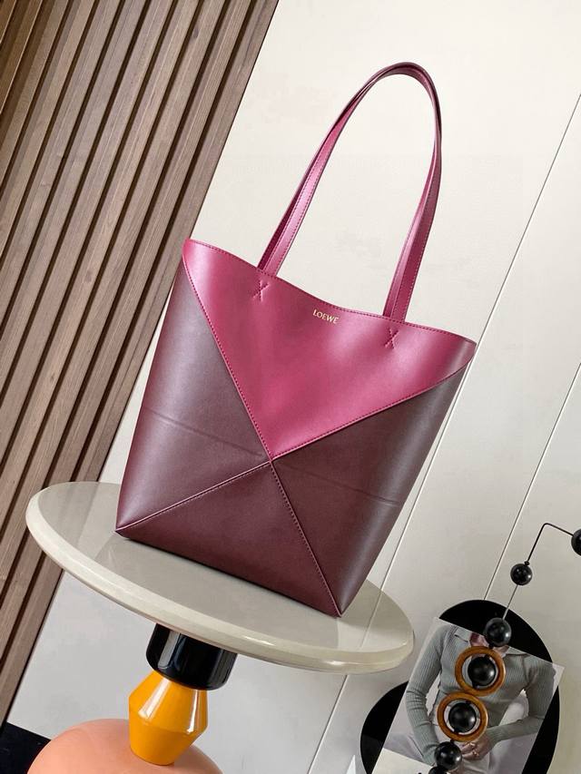 特价 新款亮面牛皮革Puzzle Fold手袋又把几何图形玩出花了很久没见过这么实用又设计感满满的托特包了这款延续了Puzzle系列的几何美学以折纸包为灵感，让