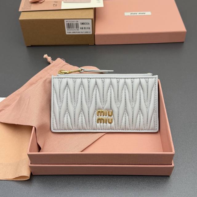 原厂皮 DDD 特级五金进口原厂皮 Matelassé 羊皮革拉链卡包 DDD 这款简约紧凑的配饰融合形式与功能，呈现别致的Matelassé羊皮革工艺效果。夹