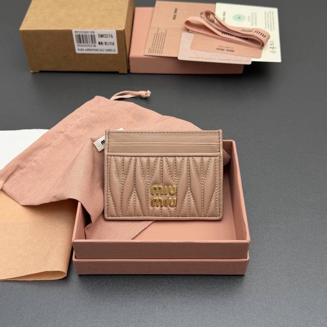 原厂皮 DDD 特级五金进口原厂皮 DDD Matelassé 羊皮革卡包 DDD 这款简约紧凑的配饰融合形式与功能，呈现别致的Matelassé羊皮革工艺效果