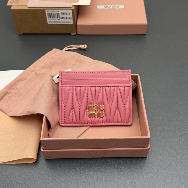 原厂皮 DDD 特级五金进口原厂皮 DDD Matelassé 羊皮革卡包 DDD 这款简约紧凑的配饰融合形式与功能，呈现别致的Matelassé羊皮革工艺效果