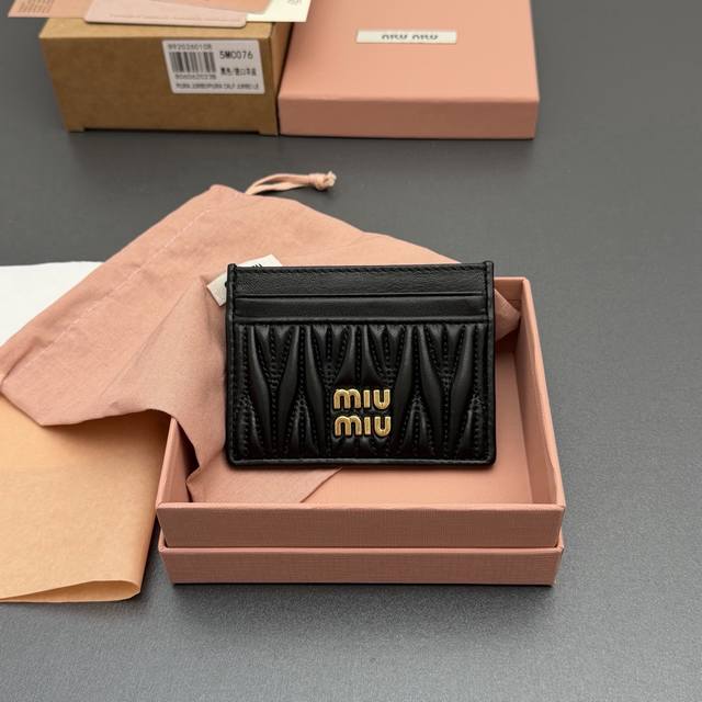 原厂皮 DDD 特级五金进口原厂皮 DDD Matelassé 羊皮革卡包 DDD 这款简约紧凑的配饰融合形式与功能，呈现别致的Matelassé羊皮革工艺效果