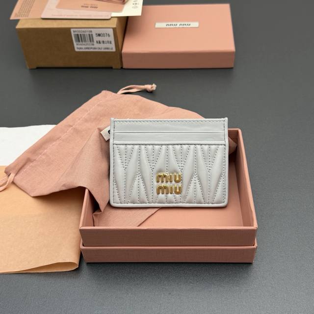 原厂皮 DDD 特级五金进口原厂皮 DDD Matelassé 羊皮革卡包 DDD 这款简约紧凑的配饰融合形式与功能，呈现别致的Matelassé羊皮革工艺效果