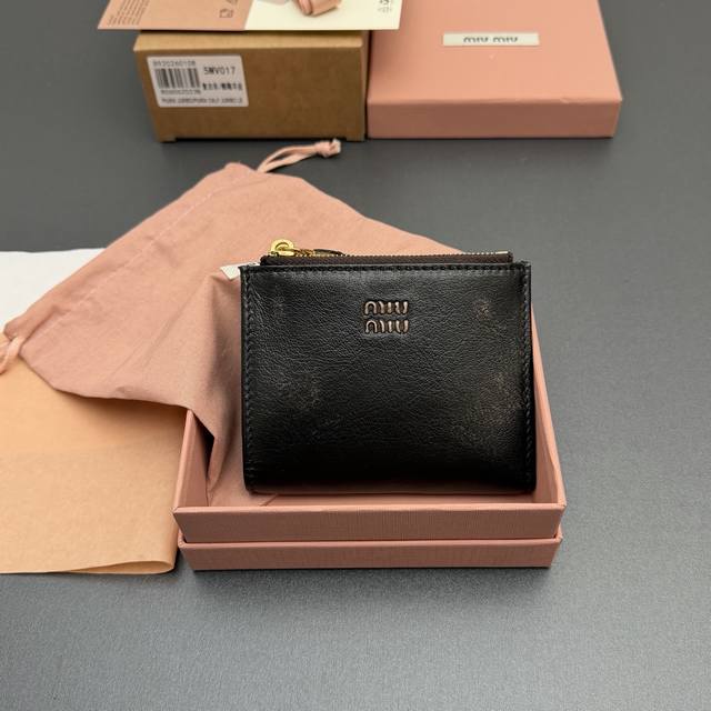 原厂皮 DDD 特级五金进口原厂皮 DDD 复古羊皮革短款钱包 DDD 经典与复古细节融合于这款皮革钱包，正面饰有标志，尽显品牌格调， 宽敞的内部空间伴有卡槽和