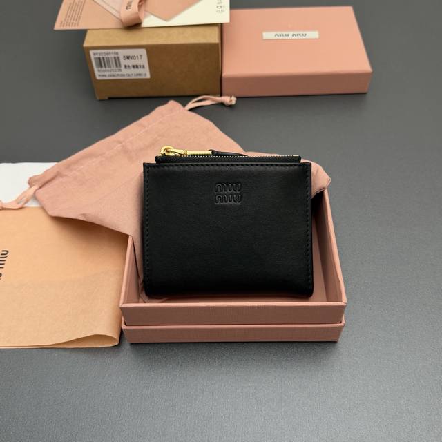 原厂皮 DDD 特级五金进口原厂皮 DDD 复古羊皮革短款钱包 DDD 经典与复古细节融合于这款皮革钱包，正面饰有标志，尽显品牌格调， 宽敞的内部空间伴有卡槽和