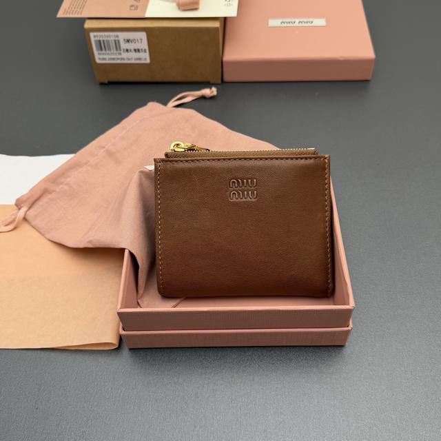 原厂皮 DDD 特级五金进口原厂皮 DDD 复古羊皮革短款钱包 DDD 经典与复古细节融合于这款皮革钱包，正面饰有标志，尽显品牌格调， 宽敞的内部空间伴有卡槽和