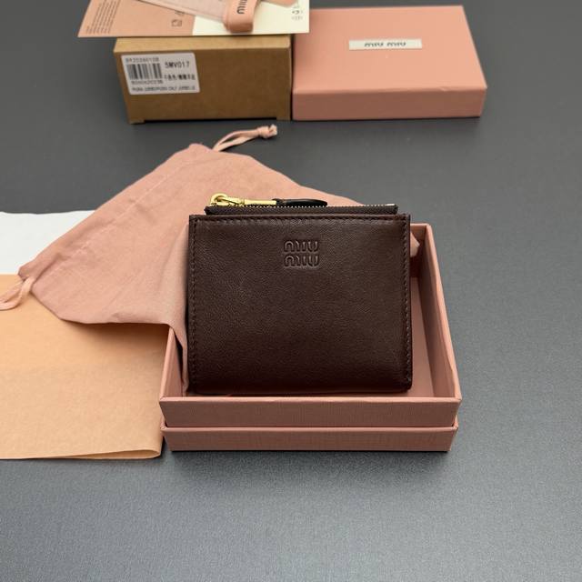 原厂皮 DDD 特级五金进口原厂皮 DDD 复古羊皮革短款钱包 DDD 经典与复古细节融合于这款皮革钱包，正面饰有标志，尽显品牌格调， 宽敞的内部空间伴有卡槽和