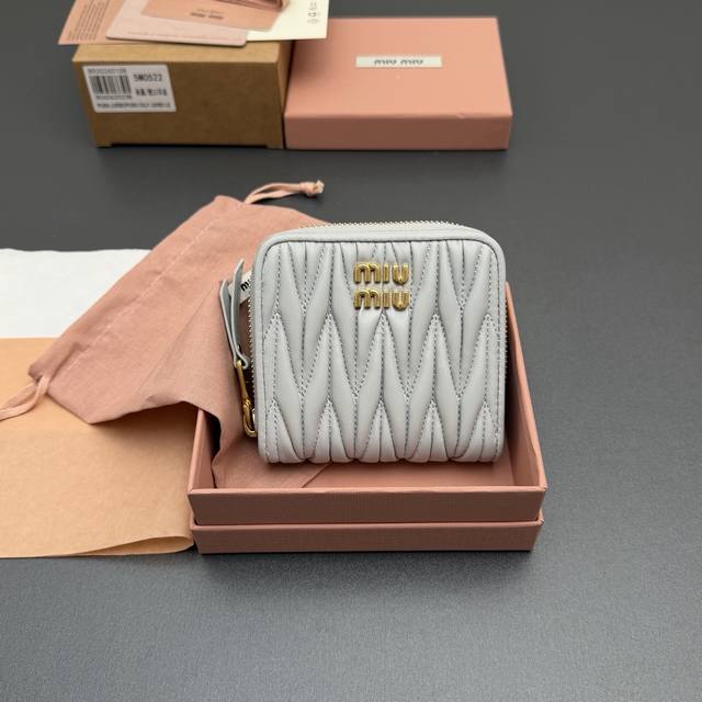 原厂皮 DDD 特级五金进口原厂皮 DDD Matelassé羊皮革短款拉链包钱包 DDD 这款钱夹藉由别致纹理巧妙营造3D立体效果，辅以金属刻字徽标装饰，尽显