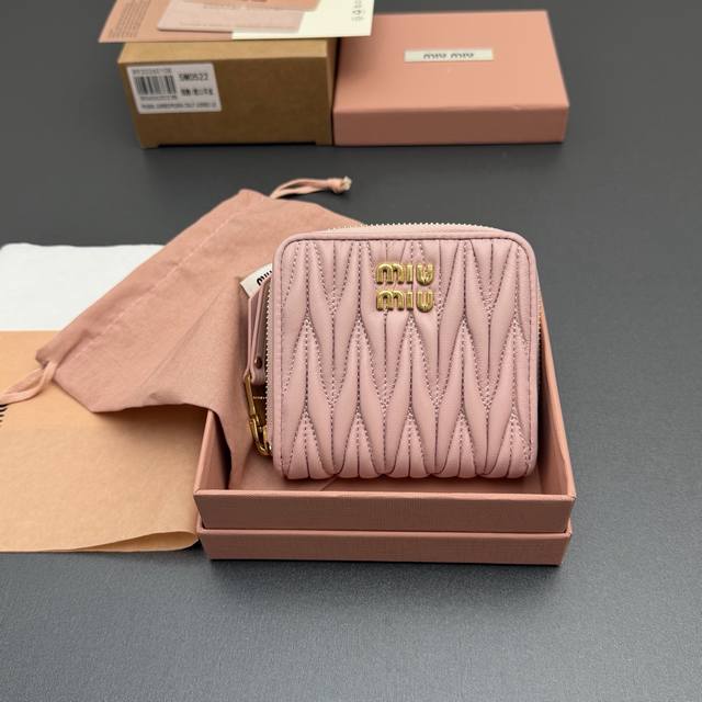 原厂皮 DDD 特级五金进口原厂皮 DDD Matelassé羊皮革短款拉链包钱包 DDD 这款钱夹藉由别致纹理巧妙营造3D立体效果，辅以金属刻字徽标装饰，尽显