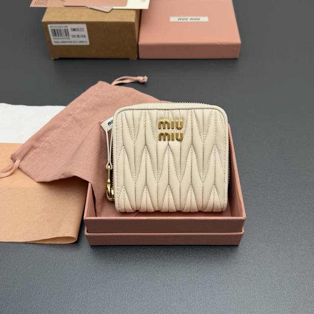 原厂皮 DDD 特级五金进口原厂皮 DDD Matelassé羊皮革短款拉链包钱包 DDD 这款钱夹藉由别致纹理巧妙营造3D立体效果，辅以金属刻字徽标装饰，尽显