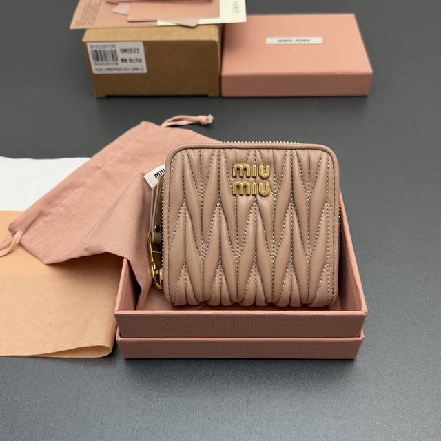 原厂皮 DDD 特级五金进口原厂皮 DDD Matelassé羊皮革短款拉链包钱包 DDD 这款钱夹藉由别致纹理巧妙营造3D立体效果，辅以金属刻字徽标装饰，尽显