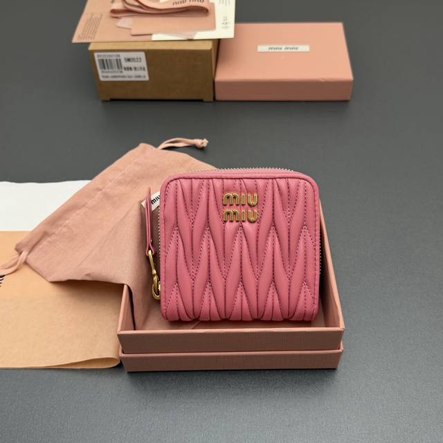 原厂皮 DDD 特级五金进口原厂皮 DDD Matelassé羊皮革短款拉链包钱包 DDD 这款钱夹藉由别致纹理巧妙营造3D立体效果，辅以金属刻字徽标装饰，尽显