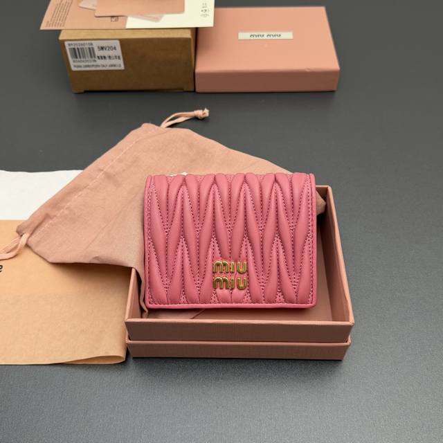 原厂皮 DDD 特级五金进口原厂皮 DDD Matelassé羊皮革小号钱包 DDD 这款钱夹藉由别致纹理巧妙营造3D立体效果，辅以金属刻字徽标装饰，尽显品牌格