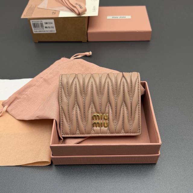 原厂皮 DDD 特级五金进口原厂皮 DDD Matelassé羊皮革小号钱包 DDD 这款钱夹藉由别致纹理巧妙营造3D立体效果，辅以金属刻字徽标装饰，尽显品牌格