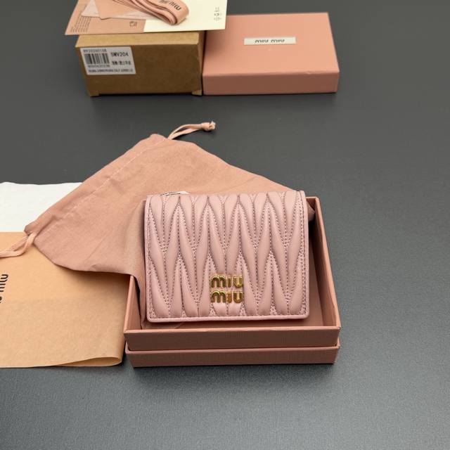 原厂皮 DDD 特级五金进口原厂皮 DDD Matelassé羊皮革小号钱包 DDD 这款钱夹藉由别致纹理巧妙营造3D立体效果，辅以金属刻字徽标装饰，尽显品牌格