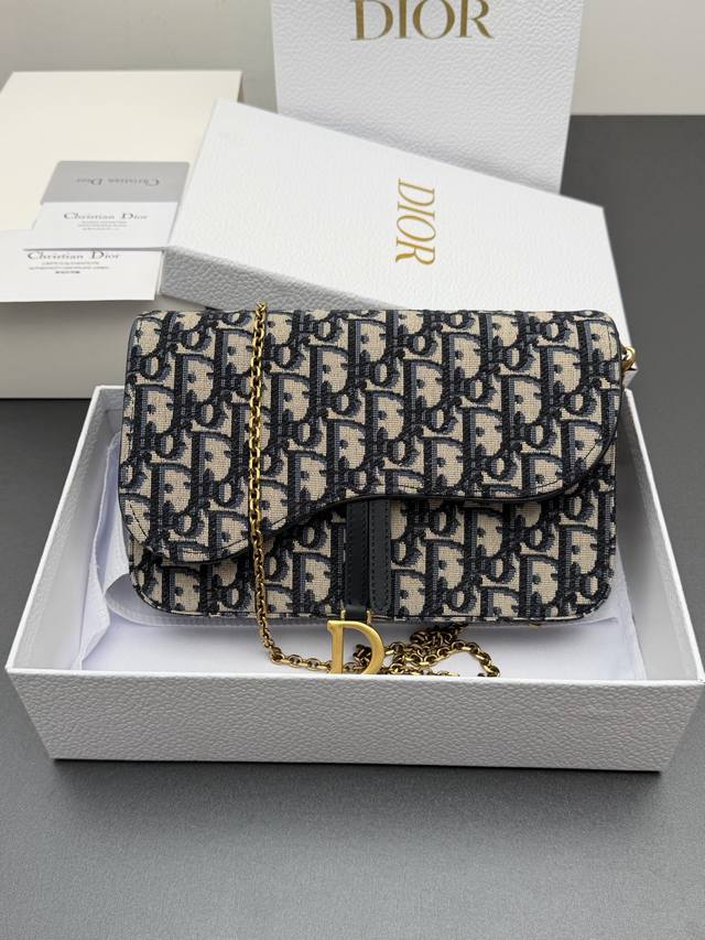 原厂皮 DDD 中号马鞍包链条包系列 DDD 这款马鞍链条手袋线条流畅协调，是一款时尚且实用的单品。采用Oblique印花面料等材质精心制作，搭配不对称翻盖和复