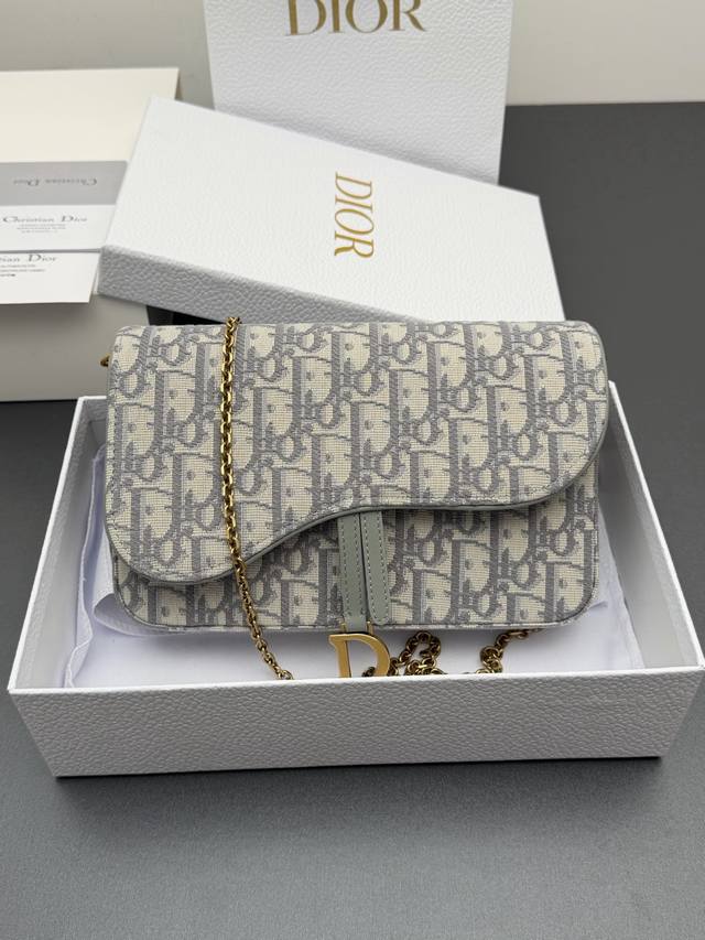 原厂皮 DDD 中号马鞍包链条包系列 DDD 这款马鞍链条手袋线条流畅协调，是一款时尚且实用的单品。采用Oblique印花面料等材质精心制作，搭配不对称翻盖和复