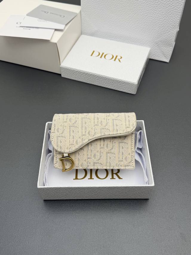 原厂皮 DDD Bloom马鞍卡夹系列 DDD 这款Bloom马鞍卡夹精巧实用，可替代传统钱包。采用Oblique印花面料等材料精心制作，可收纳各种小件日常用品