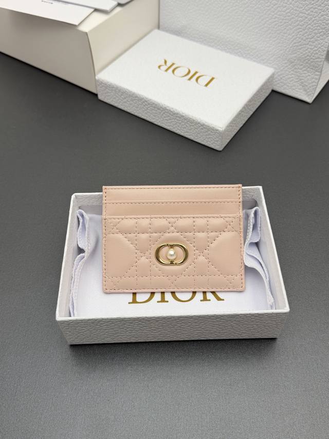 原厂皮 DDD Jolie Freesia卡夹系列 DDD 采用柔软羊皮革等材料精心制作，饰以藤格纹缉面线，正面点缀品牌标志。高雅精致，设有五个卡糟，适合各种场