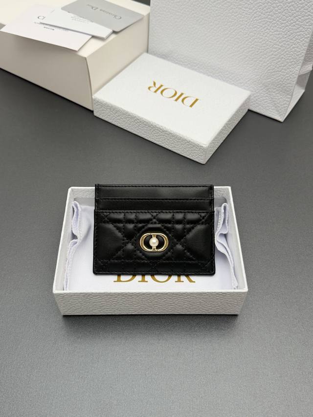 原厂皮 DDD Jolie Freesia卡夹系列 DDD 采用柔软羊皮革等材料精心制作，饰以藤格纹缉面线，正面点缀品牌标志。高雅精致，设有五个卡糟，适合各种场