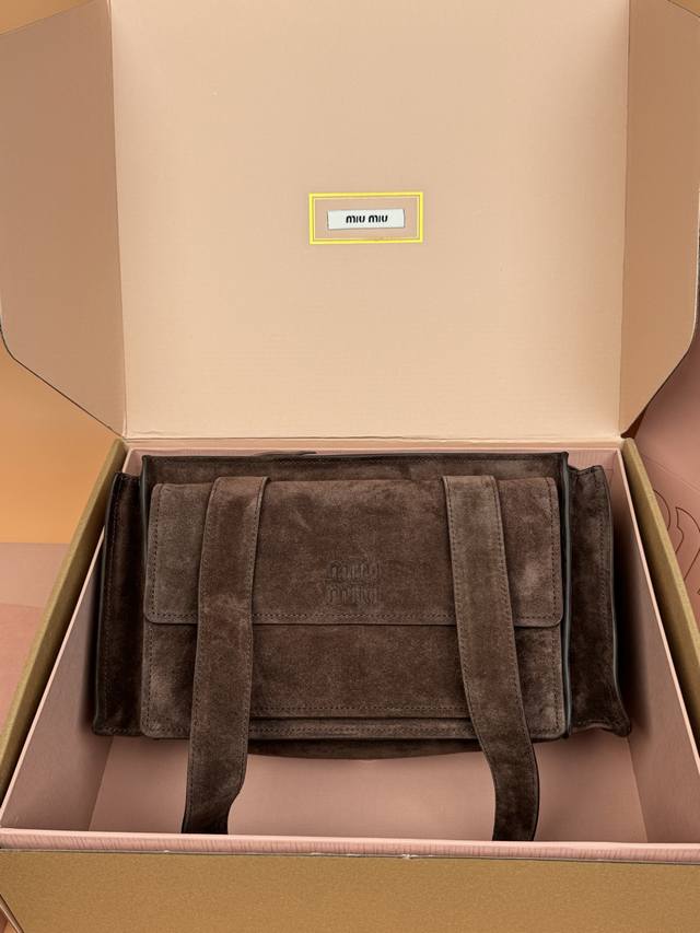 原厂皮 DDD 特级五金原厂皮 Utitaire绒面牛皮革单肩包～可可棕 DDD 功能性与精致兼备，新款手袋优雅地重新演绎经典工作包。在时装秀上展示的这款包，其