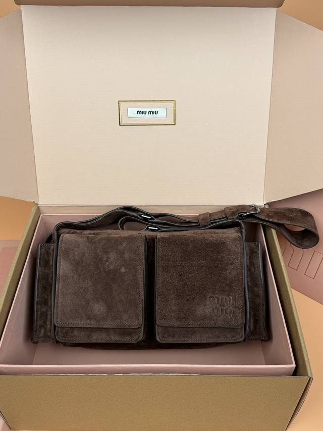 原厂皮 ，配图片包装 DDD 特级五金原厂皮 Utitaire绒面牛皮革单肩包～可可棕 DDD 功能性与精致兼备，新款手袋优雅地重新演绎经典工作包。在时装秀上展