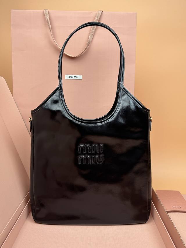 原厂皮 ，配图片包装 DDD 特级五金原厂皮 Ivy牛皮革托特包～黑色 DDD Ivy包重新诠释经典托特包，展现实用且多功能的优雅风格，柔和的牛皮革光泽与精致的