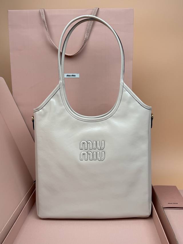 原厂皮 ，配图片包装 DDD 特级五金原厂皮 Ivy牛皮革托特包～浅粉 DDD Ivy包重新诠释经典托特包，展现实用且多功能的优雅风格，柔和的牛皮革光泽与精致的