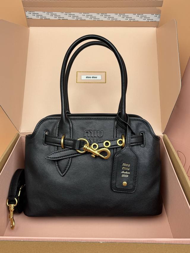 原厂皮 ，配图片包装 DDD 特级五金原厂皮 Aventure Nappa羊皮革中号手袋～黑色 DDD 这款包展现出简约随性的魅力。重新诠释经典线条，柔软的包袋