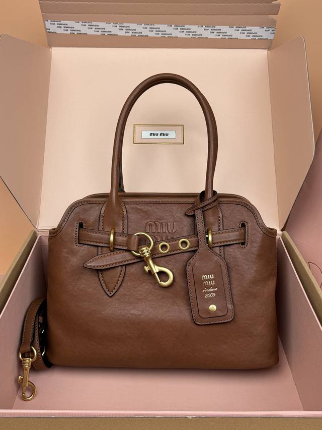 原厂皮 ，配图片包装 DDD 特级五金原厂皮 Aventure Nappa羊皮革中号手袋～棕色 DDD 这款包展现出简约随性的魅力。重新诠释经典线条，柔软的包袋