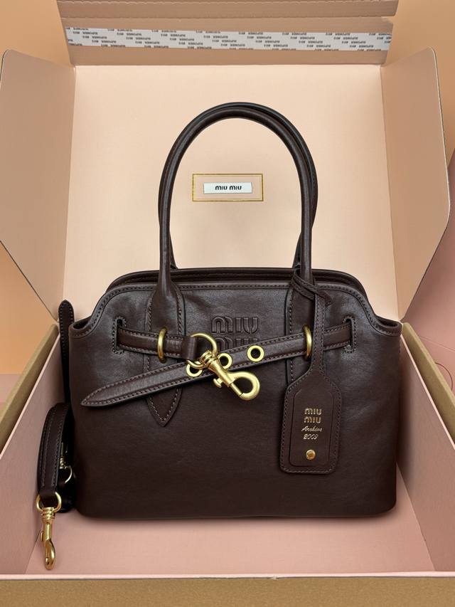 原厂皮 ，配图片包装 DDD 特级五金原厂皮 Aventure Nappa羊皮革中号手袋～石南木 DDD 这款包展现出简约随性的魅力。重新诠释经典线条，柔软的包