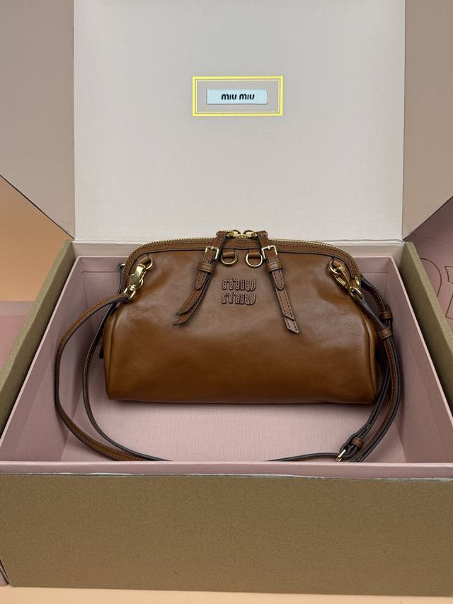 原厂皮 ，配图片包装 DDD 特级五金原厂皮 牛皮革小号手拿包～棕色 DDD 细膩光泽提升了这款手拿包你简约线条，结合了时装秀的灵感和现代女性气质，在风格实验和