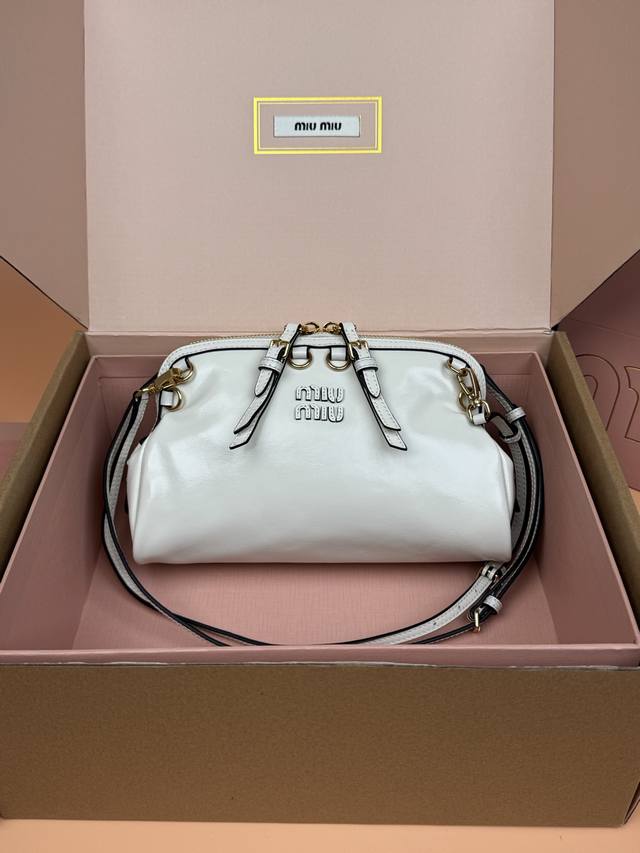 原厂皮 ，配图片包装 DDD 特级五金原厂皮 牛皮革小号手拿包～黑色 DDD 细膩光泽提升了这款手拿包你简约线条，结合了时装秀的灵感和现代女性气质，在风格实验和