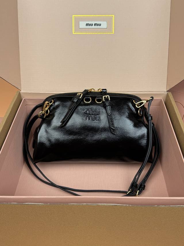 原厂皮 ，配图片包装 DDD 特级五金原厂皮 牛皮革小号手拿包～黑色 DDD 细膩光泽提升了这款手拿包你简约线条，结合了时装秀的灵感和现代女性气质，在风格实验和