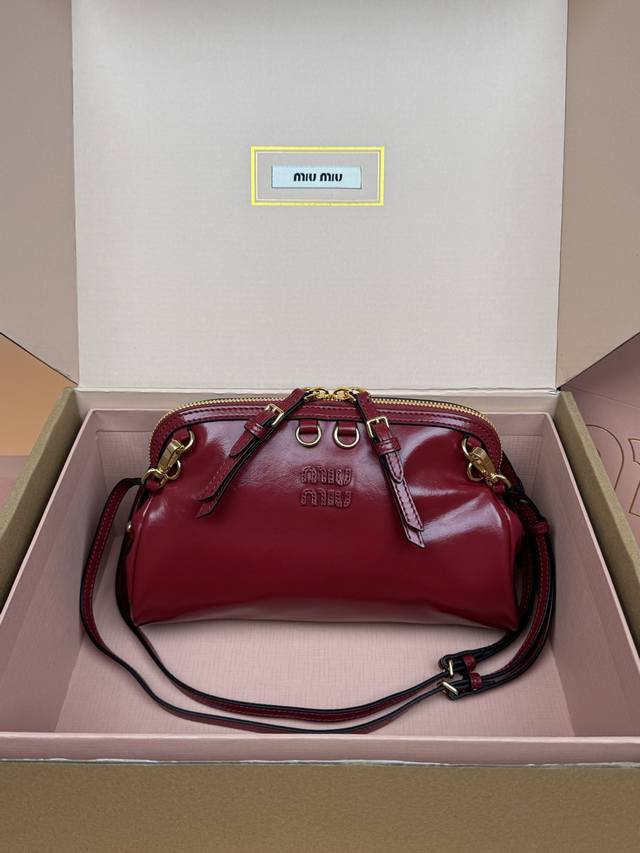 原厂皮 ，配图片包装 DDD 特级五金原厂皮 牛皮革小号手拿包～红色 DDD 细膩光泽提升了这款手拿包你简约线条，结合了时装秀的灵感和现代女性气质，在风格实验和