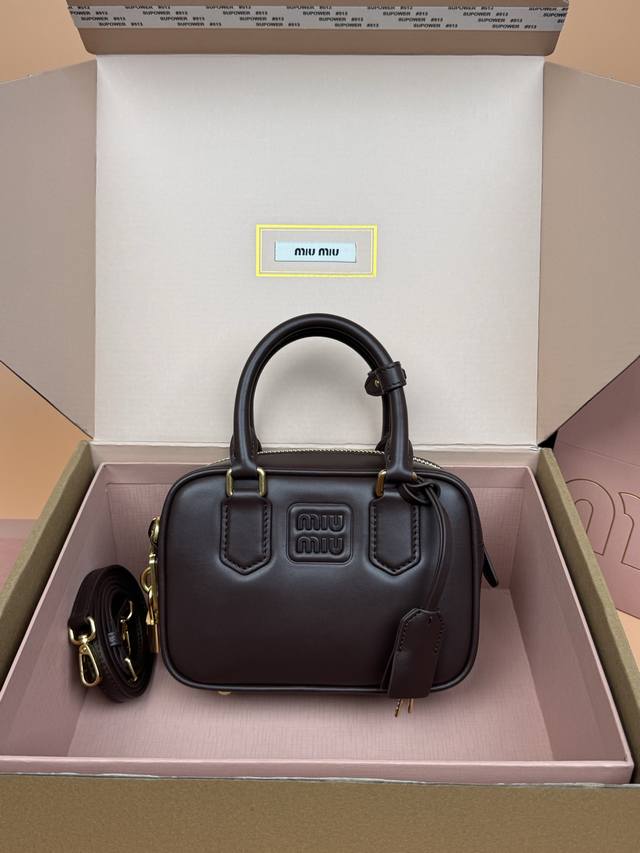 原厂皮 ，配图片包装 DDD 特级五金原厂皮 Arcadie 牛皮革小号 19Cm 保龄球手提包 斜挎包～石南木色 DDD 这款Arcadie包轻盈简约，精致做