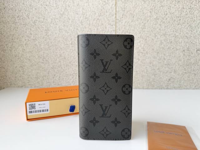 正品级 DDD 顶级原单 M26735 西装夹这款Brazza钱包由蜡质小牛皮制成，是Aerogram系列的一部分。清醒别致的研究，粒面皮革装饰着谨慎的浮雕首字