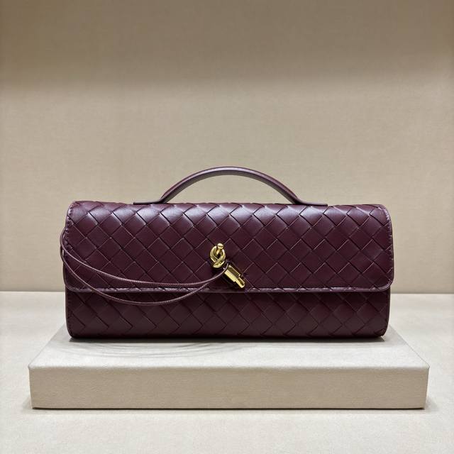 正品级 DDD Andiamo晚宴手包，又被狠狠种草啦～经济下行的年代设计师审美又回来了，一眼爱上 爱不释手的那种 啧～嘎嘎美 气场十足 DDD 造型和质感都十