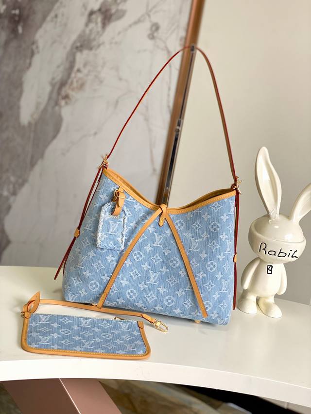 海原外单 独实家拍 动态芯片 M11462 蓝色牛 可脱卸式拉链手包，它既可单独作为一只精致手拿包使用，亦可作为额外的口袋。 明快的内衬色调为 Monogram