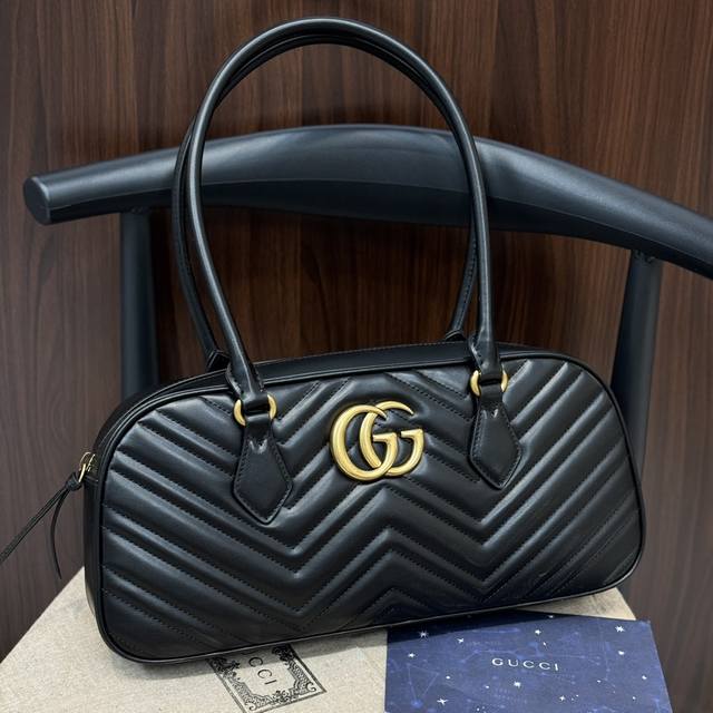 原厂皮 Gg Marmont系列以全新廓形和尺寸演绎经典绗缝v型皮革，展现早秋魅力风范。这款中号手提包以米白色匠心演绎，金色调配件与时尚廓形相映成趣。 米白色绗