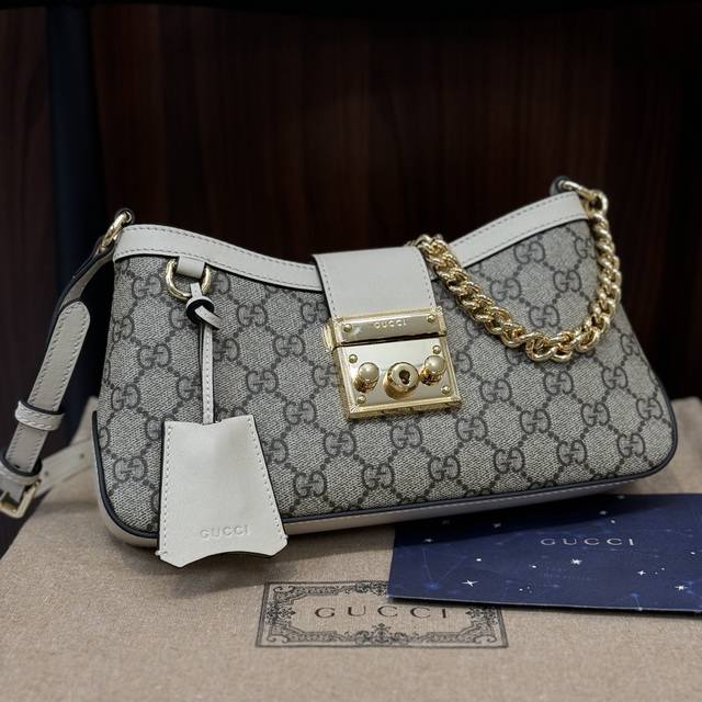 原厂皮 新品 Padlock系列 这款小号肩背包以品牌手工行李箱工作室起源为灵感来源，采用米色和乌木色gg Suprem白色帆布打造，亮眼呈现挂锁式锁扣开合，