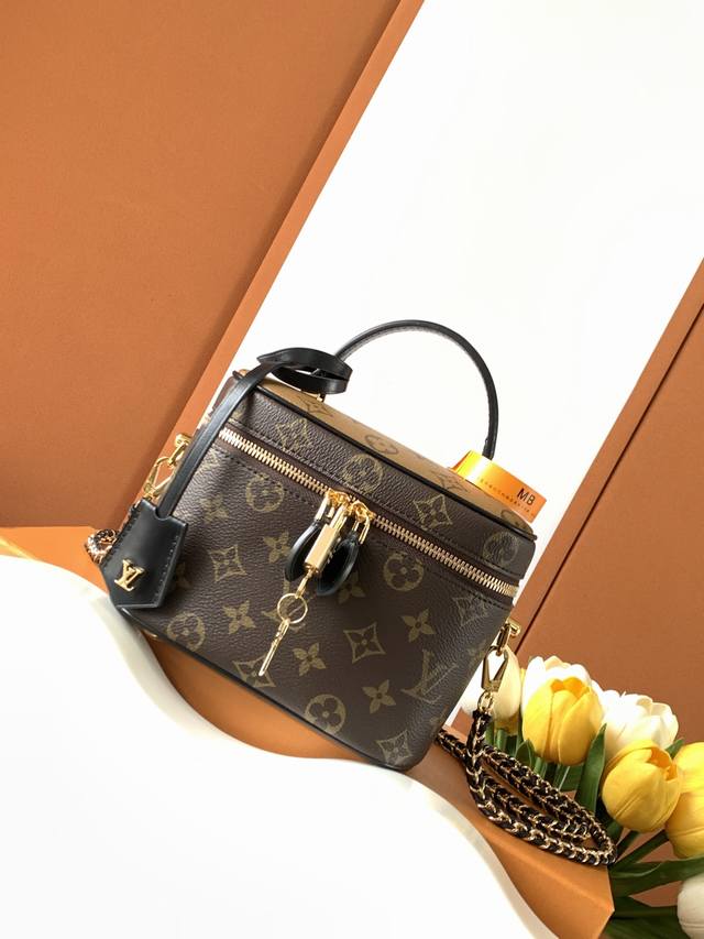 特级加强版 动态变码芯片 Nice 化妆包 型号： M45165 皮料： 是意大利a级皮料 五金： 采用进口a级全钢五金 包装： 全套原厂mb包装 尺寸：19.