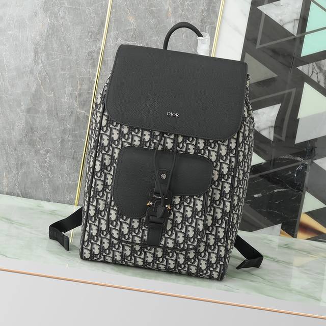 这款马鞍双肩背包是二零二四秋季男装系列新品,采用时尚的原创设计,突显马鞍风格。采用米色和黑色 Oblique 印花面料精心制作,饰以黑色粒面牛皮革细节,正面点缀 这款马鞍双肩背包是二零二四秋季男装系列新品,采用时尚的原创设计,突显马鞍风格。采用米色和黑色 Oblique 印花面料精心制作,饰以黑色粒面牛皮革细节,正面点缀